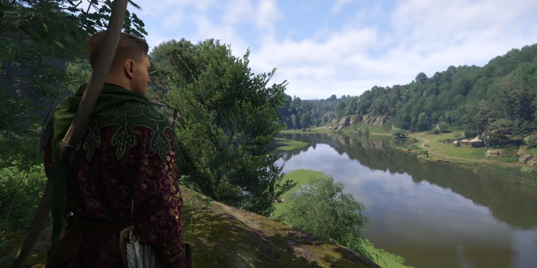 هنری در حال تماشای منظره دریاچه در بازی Kingdom Come Deliverance II